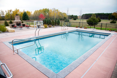 Foto de piscina clásica grande en patio trasero con adoquines de ladrillo