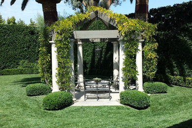 Свежая идея для дизайна: регулярный сад среднего размера на заднем дворе в классическом стиле с полуденной тенью и мощением тротуарной плиткой - отличное фото интерьера