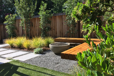 На фото: маленький солнечный регулярный сад на заднем дворе в стиле модернизм с садовой дорожкой или калиткой, хорошей освещенностью и мощением тротуарной плиткой для на участке и в саду