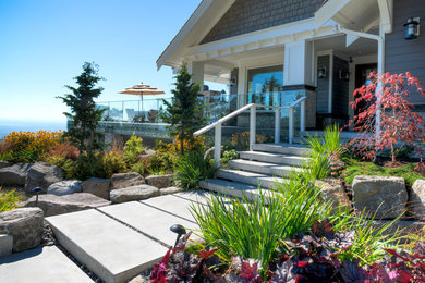 Стильный дизайн: большой солнечный участок и сад на переднем дворе в классическом стиле с хорошей освещенностью, садовой дорожкой или калиткой и мощением тротуарной плиткой - последний тренд