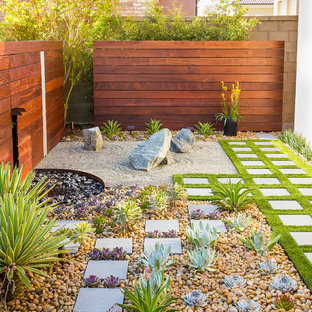 Moderner Garten hinter dem Haus mit Betonplatten und Sichtschutz in Orange County