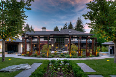 Geometrischer, Großer Asiatischer Garten im Sommer, hinter dem Haus mit Wasserspiel, direkter Sonneneinstrahlung und Natursteinplatten in Vancouver