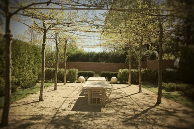 Foto di un giardino formale chic esposto in pieno sole con ghiaia