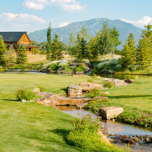 Großer Uriger Garten hinter dem Haus mit Teich und direkter Sonneneinstrahlung in Denver