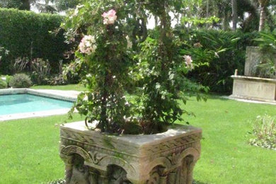 Foto de jardín mediterráneo de tamaño medio en patio trasero con jardín francés y exposición total al sol