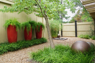リトルロックにあるコンテンポラリースタイルのおしゃれな庭の噴水の写真