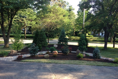 Inspiration for a traditional landscaping in Cleveland.