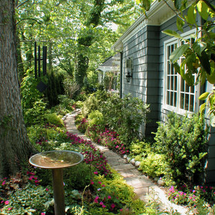 Klassischer Garten neben dem Haus mit Sichtschutz in Kansas City