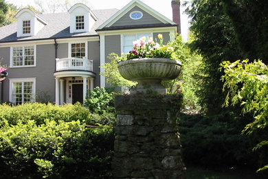 Foto di un giardino tradizionale esposto in pieno sole di medie dimensioni e davanti casa con un ingresso o sentiero