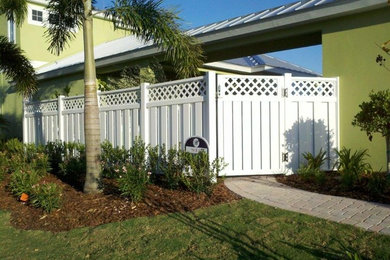 Mittelgroßer, Schattiger Maritimer Garten neben dem Haus mit Pflastersteinen in Tampa