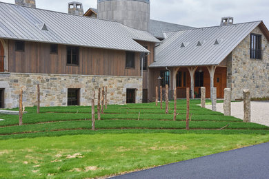 Photo of a huge farmhouse full sun front yard gravel landscaping in New York for summer.