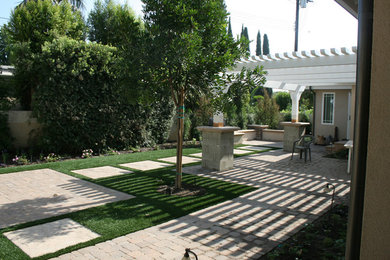 This is an example of a transitional landscaping in Los Angeles.