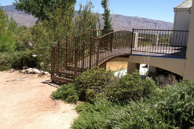 フェニックスにある広いラスティックスタイルのおしゃれな庭 (庭への小道、日向、砂利舗装) の写真