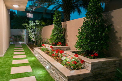Diseño de jardín contemporáneo pequeño en patio lateral con jardín francés y adoquines de hormigón