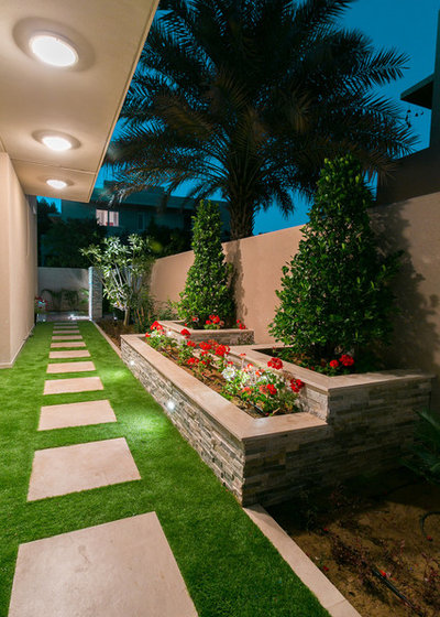 コンテンポラリー 庭 by Hortus Grass-Artificial Turf Solutions in Dubai