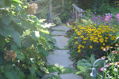 Inspiration för mellanstora klassiska bakgårdar i delvis sol, med en trädgårdsgång och naturstensplattor