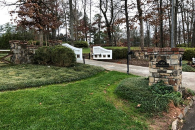 Klassischer Garten mit Holzzaun in Atlanta