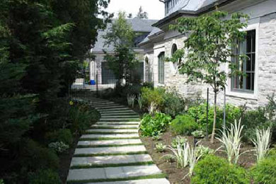 Modelo de camino de jardín de tamaño medio en patio lateral con exposición total al sol y adoquines de piedra natural