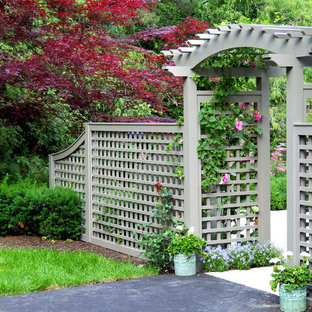 Ispirazione per un giardino tradizionale esposto in pieno sole dietro casa in estate