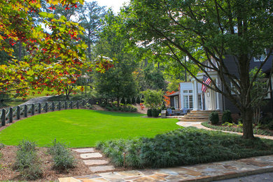 Geometrischer, Mittelgroßer, Halbschattiger Klassischer Gartenweg neben dem Haus mit Natursteinplatten in Birmingham