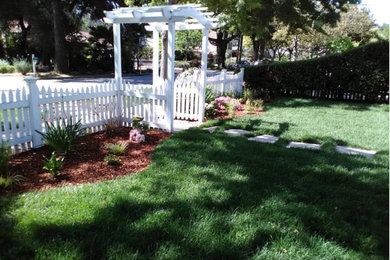 Свежая идея для дизайна: участок и сад среднего размера на переднем дворе в классическом стиле с полуденной тенью и мощением клинкерной брусчаткой - отличное фото интерьера