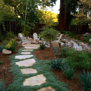 Immagine di un giardino chic