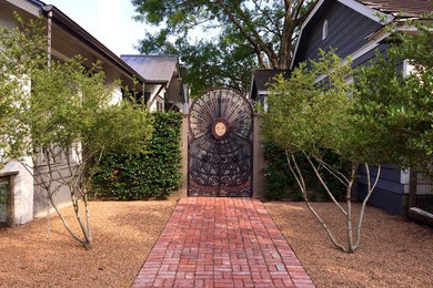 ヒューストンにある高級な広いエクレクティックスタイルのおしゃれな裏庭 (庭への小道、日向、レンガ敷き) の写真