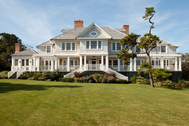 Immagine di un ampio giardino formale stile marino esposto in pieno sole davanti casa in estate