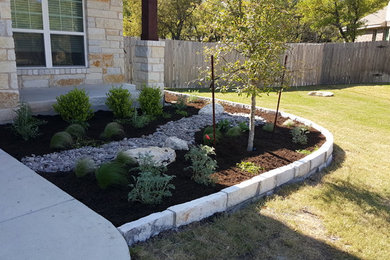 Inspiration for a mid-sized contemporary full sun front yard landscaping in Austin.