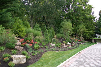 Photo of a traditional landscaping in Cleveland.