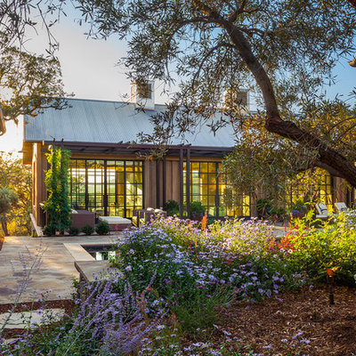 Inspiration for a transitional backyard landscaping in San Francisco.