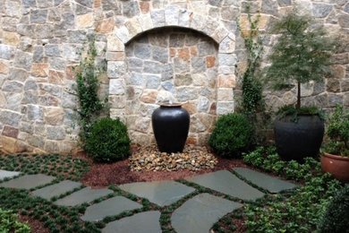 アトランタにある中くらいなトラディショナルスタイルのおしゃれな庭 (半日向、天然石敷き) の写真