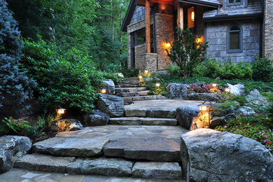 Idées déco pour un aménagement d'entrée ou allée de jardin avant montagne avec des pavés en pierre naturelle.