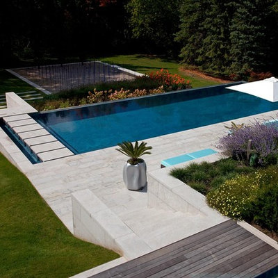 Design ideas for a contemporary retaining wall landscape in Toronto.