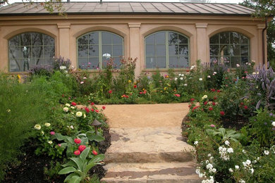 Esempio di un giardino chic esposto in pieno sole di medie dimensioni e dietro casa in primavera con ghiaia