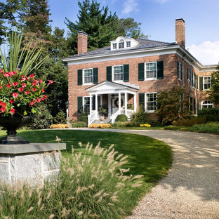 Design ideas for a traditional front yard gravel driveway in New York.
