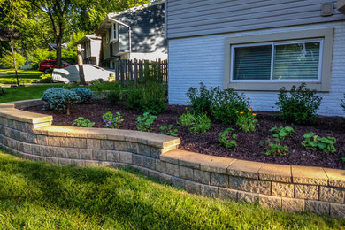 This is an example of a small partial sun front yard landscaping in Chicago.