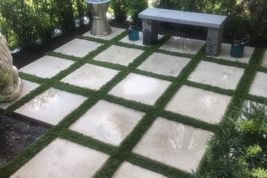 Imagen de jardín clásico renovado en patio trasero con adoquines de piedra natural