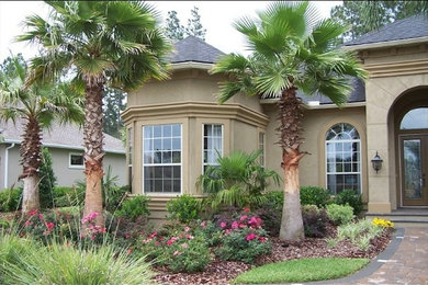 Inspiration for a traditional landscaping in Jacksonville.