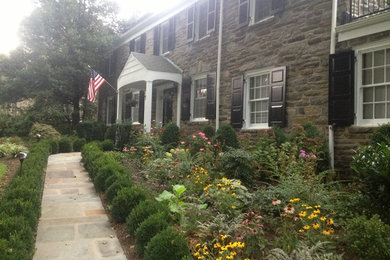 Mittelgroßer Klassischer Garten mit Auffahrt und Natursteinplatten in Philadelphia