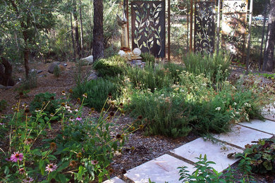 Modelo de jardín en patio trasero con adoquines de piedra natural
