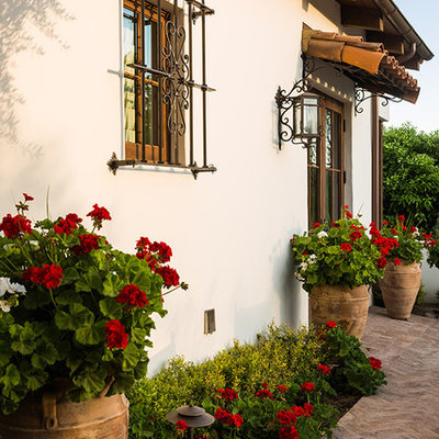 Inspiration for a mid-sized mediterranean drought-tolerant and partial sun backyard landscaping in Phoenix for spring.