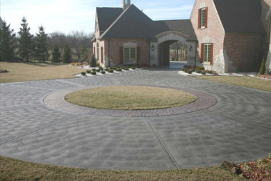 Photo of a large full sun front yard concrete paver driveway in St Louis.