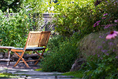 シアトルにある高級な中くらいな、夏のトラディショナルスタイルのおしゃれな庭 (日向、天然石敷き) の写真