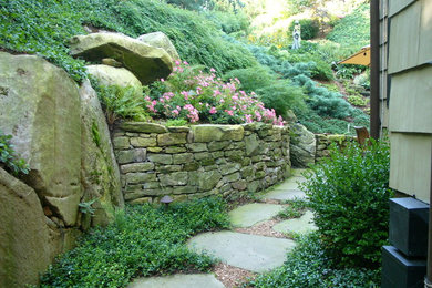 Foto de camino de jardín asiático grande en patio lateral con exposición reducida al sol y adoquines de piedra natural