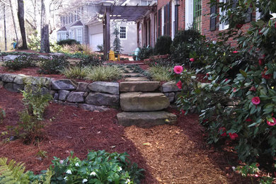Halbschattiger Uriger Garten mit Mulch in Atlanta