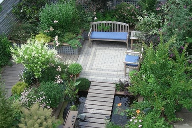 Modelo de jardín clásico renovado de tamaño medio en patio trasero con exposición parcial al sol