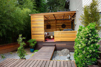 Ejemplo de jardín de estilo zen pequeño en verano en patio trasero con privacidad, exposición reducida al sol y entablado
