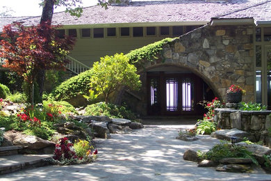 Ispirazione per un giardino chic esposto a mezz'ombra davanti casa in estate con un giardino in vaso e pavimentazioni in pietra naturale