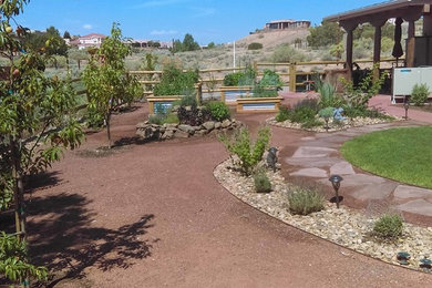 Diseño de jardín de secano de estilo americano de tamaño medio en patio trasero